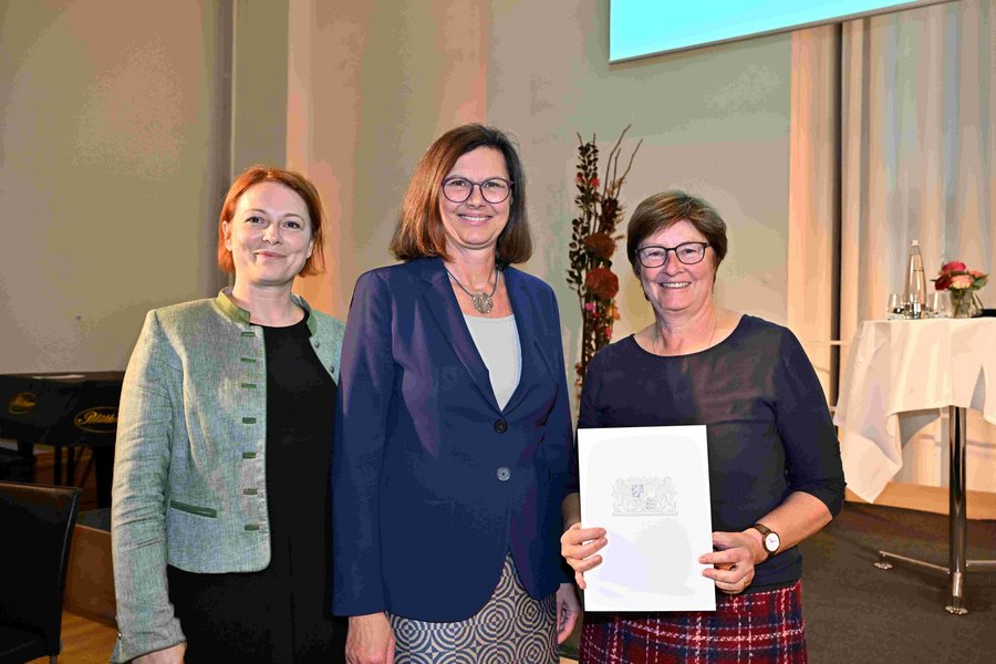 Meine Nachfolgerin Mia Goller, Landtagspräsidentin Ilse Aigner und ich bei meiner Verabschiedung aus dem Bayerischen Landtag.  Foto: Bildarchiv Bayerischer Landtag, Fotograf Herr Ralf Poss